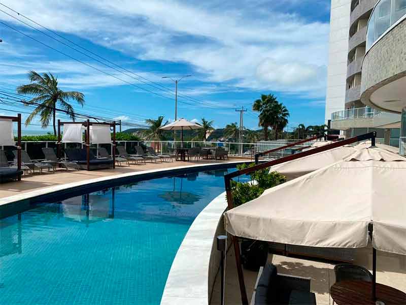 Piscina e gazebos do Golden Tulip, dica de onde ficar em Natal, em dia de céu azul