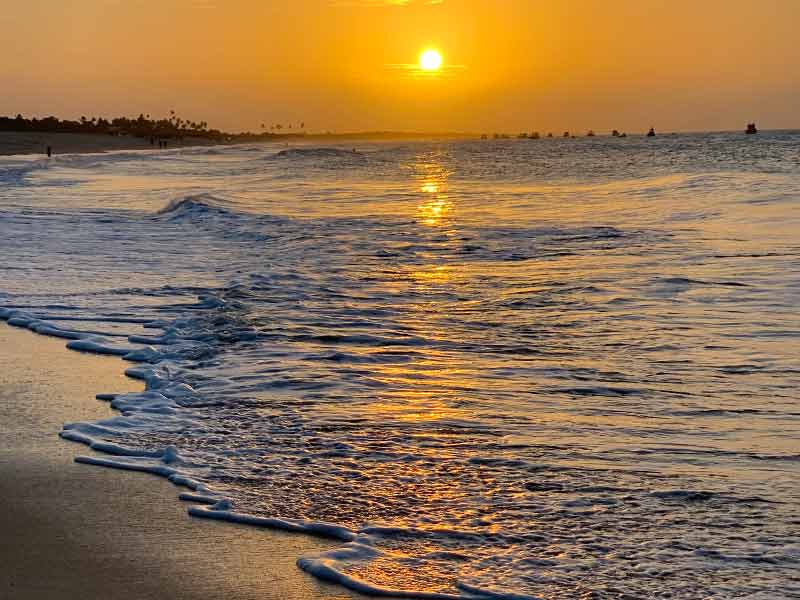 Pôr do sol no mar de São Miguel do Gostoso, praia do Rio Grande do Norte