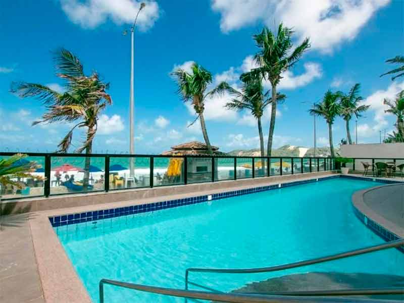 Piscina do Kings Flat, hotel em Natal, em frente à praia de Ponta Negra em dia de céu com poucas nuvens