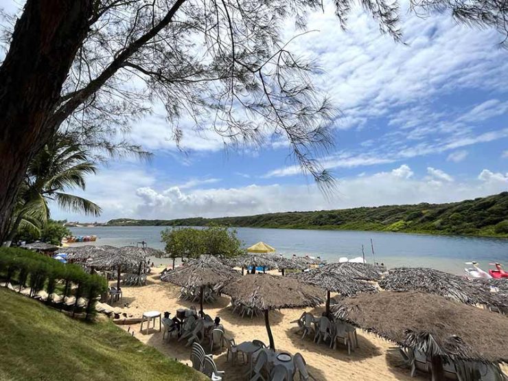 Barracas de praia na Lagoa de Arituba, em Nísia Floresta