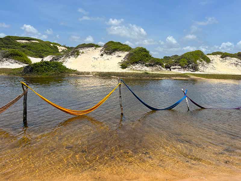 Redes na água da Lagoa de Pitangui, uma das paradas do tour pelas Dunas de Genipabu