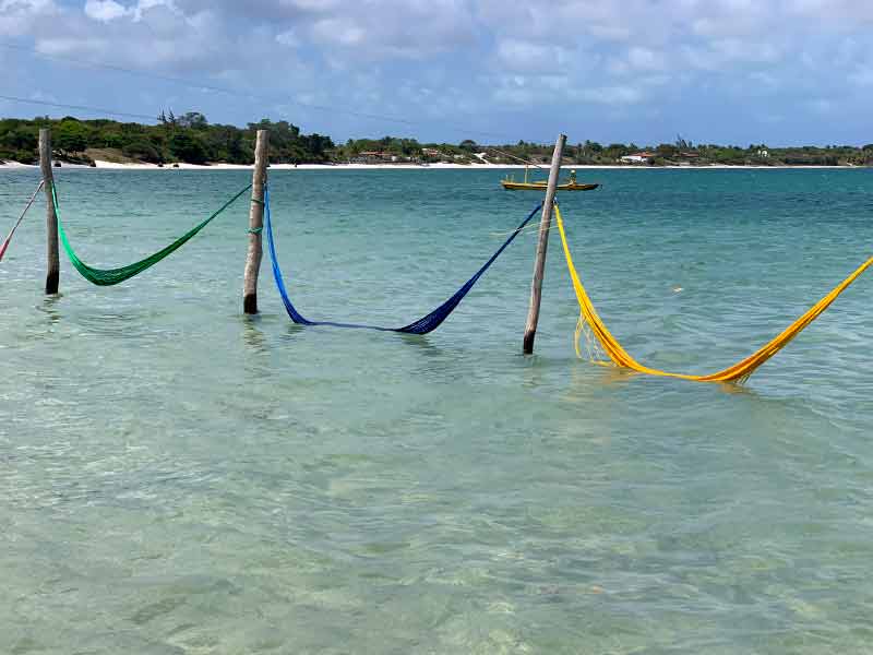 Redes coloridas nas águas cristalinas da Lagoa do Carcará, no Rio Grande do Norte