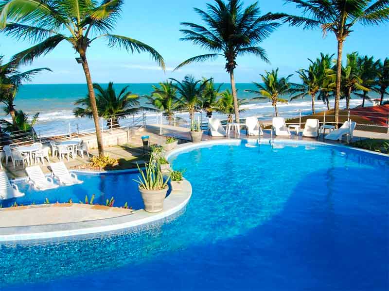 Área da piscina do Marsol, hotel em Natal, com vista para o mar