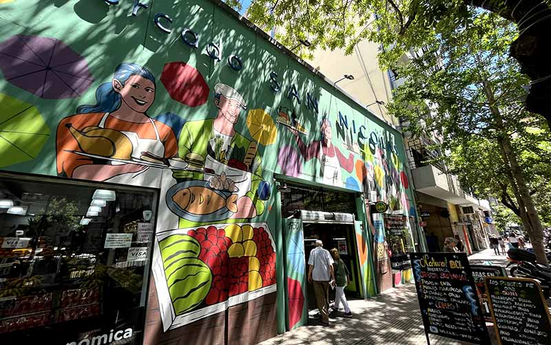 Fachada com grafie do Mercado San Nicolás