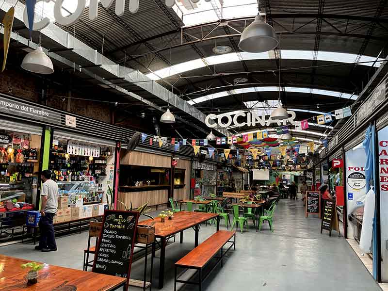 Mesas e lojas do Mercado San Nicolás, um mercado em Buenos Aires na área central
