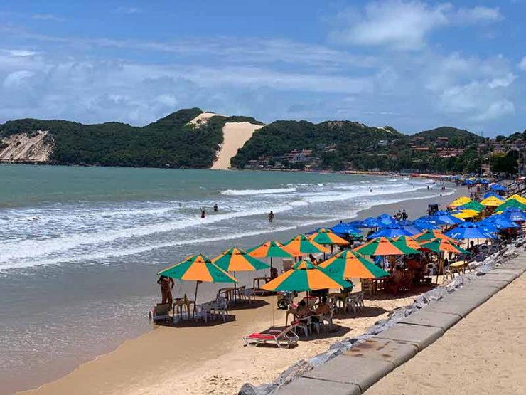 Morro do Careca em Ponta Negra, onde estão muitos hotéis em Natal, com guarda-sóis na areia