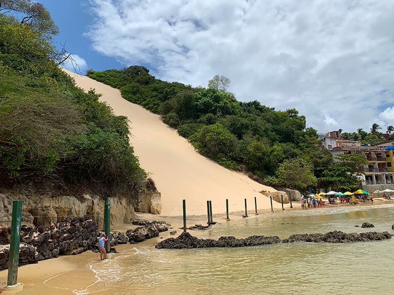 Morro do Careca, em Ponta Negra, em dia com algumas nuvens