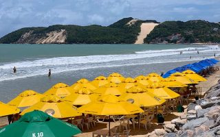 Morro do Careca na praia de Ponta Negra, dica de o que fazer em Natal, com guarda-sóis amarelos