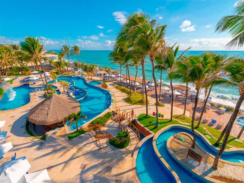 Vista de cima da área da piscina do Ocean Palace, dica de hotel em Natal, com praia à frente