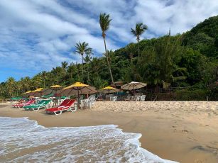 Espreguiçadeiras e guarda-sóis vazios na Praia do Amor, em Pipa