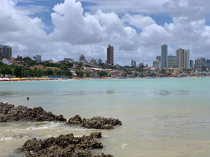 Vista dos prédios de Natal a partir do mar de Ponta Negra