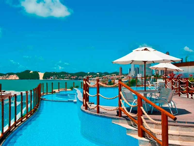 Piscina do Pontalmar, dica de hotel em Natal, com vista para o Morro do Careca em dia de céu azul