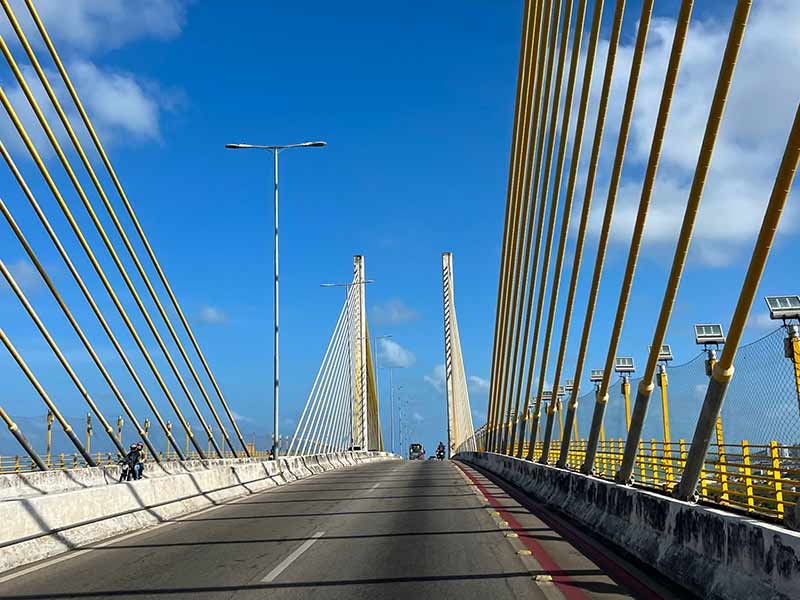 Ponte Newton Navarro, em Natal, RN, vazia em dia de céu azul