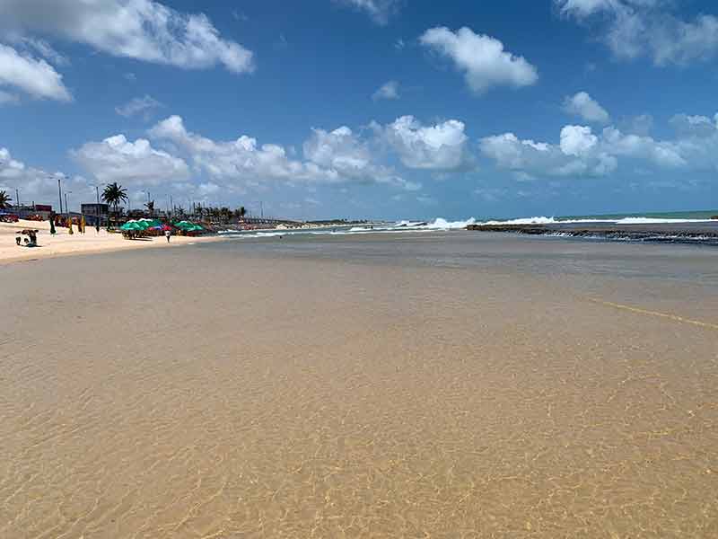 Mar calmo e vazio da Praia do Meio, em Natal