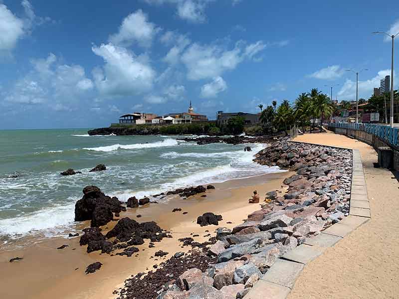 Pedras, areias e mar na Praia dos Artistas, uma das praias em Natal, em dia de poucas nuvens