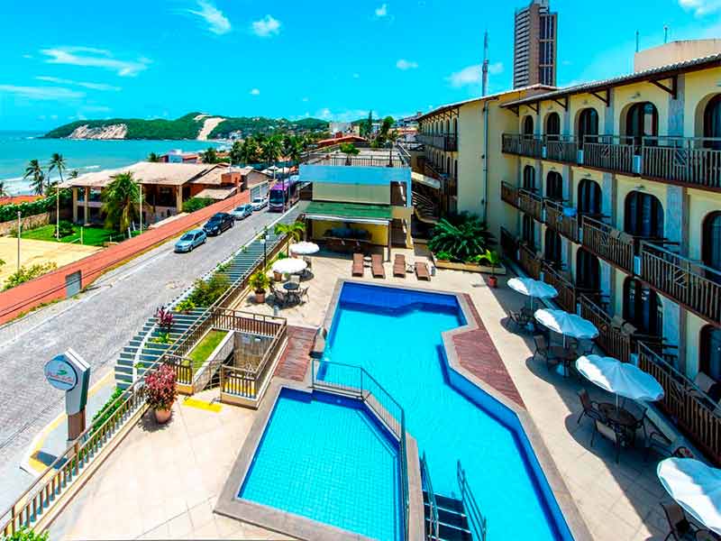 Piscina do Rede Andrade Comfort, dica de onde ficar em Natal, com vista para o Morro do Careca em dia de céu azul