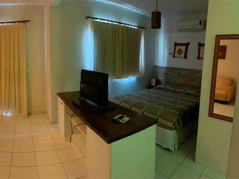 Quarto do Apart hotel Serantes com cama de casal e TV