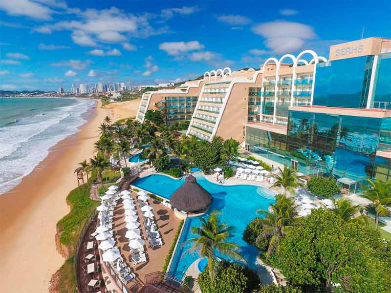 Área da piscina do SERHS, dica de hotel em Natal, com vista para a praia em dia de poucas nuvens