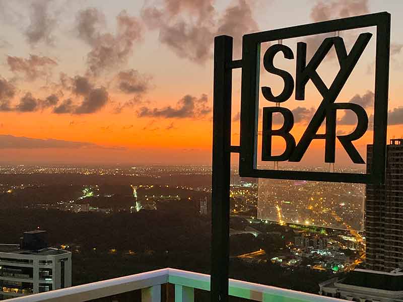 Pôr do sol no Skybar, em João Pessoa, com vista para a cidade e os prédios