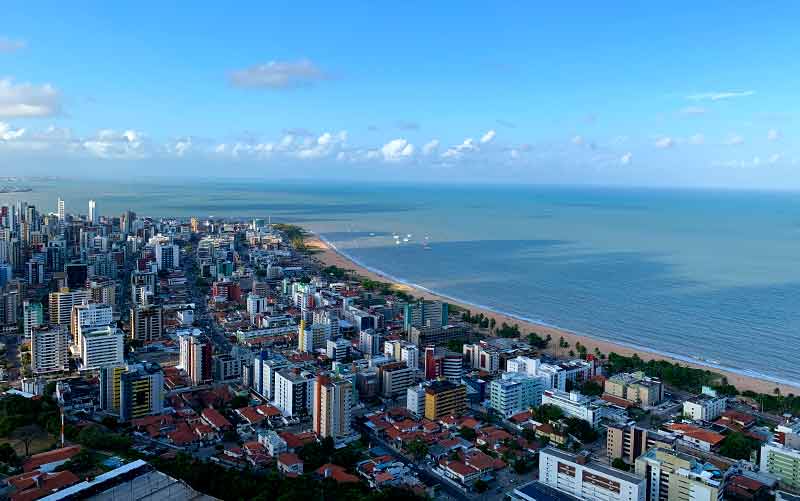 Vista dos prédios e do mar de João Pessoa direto do bar mais alto do Nordeste