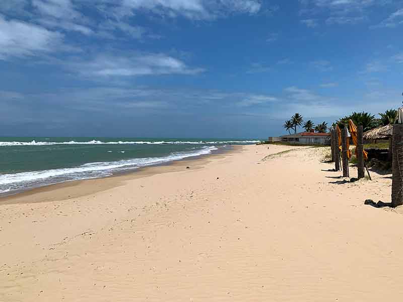 Mar e areias vazias da Barra de Tabatinga, praia perto de Natal