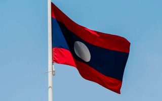 Bandeira do Laos em dia de céu azul