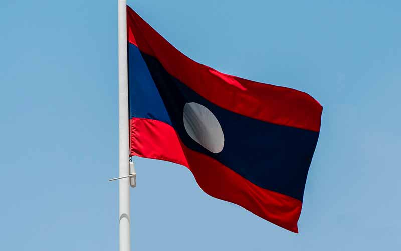 Bandeira do Laos em dia de céu azul