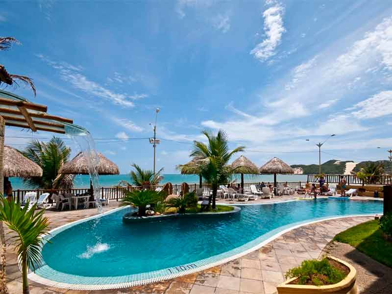 Área da piscina do Visual Praia, dica de onde ficar em Natal, com mar à frente em dia de poucas nuvens