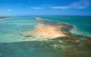 Vista aérea da praia de Areia Vermelha na Paraíba