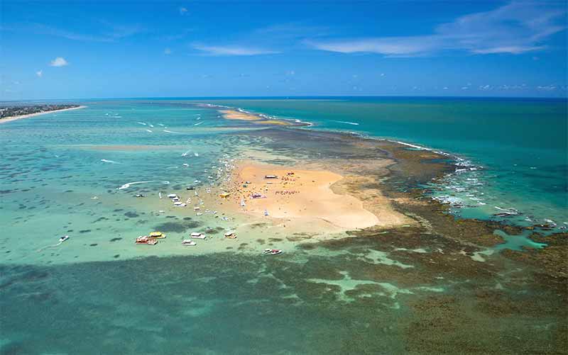 Vista aérea da praia de Areia Vermelha na Paraíba