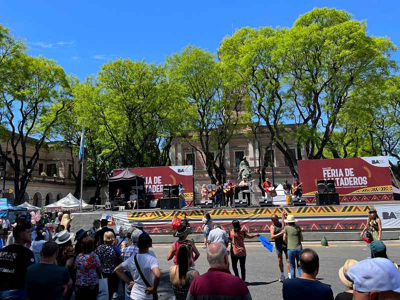 Vista do palco e plateia cheia da Feira de Mataderos, um dos maiores mercados em Buenos Aires