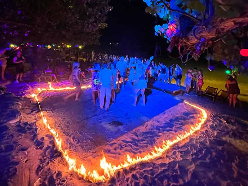 Pista de dança com fogo e na areia em Loh Dalum, na Tailândia