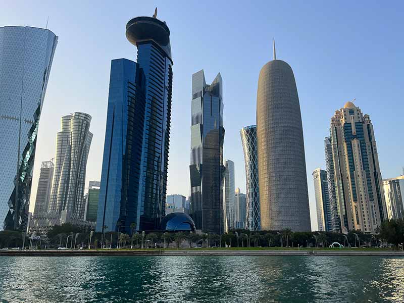 Prédios altos no skyline da capital do Qatar