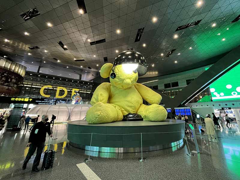Famoso urso amarelo por onde passam os passageiros antes da imigração em Doha