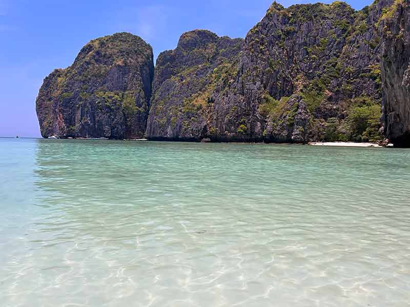 Mar calmo, esverdeado e vazio de Phi Phi