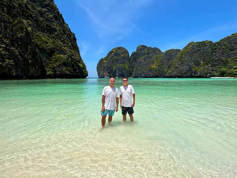 Adolfo Nomelini e Rafael Carvalho posam juntos no mar de Maya Bay, na Tailândia