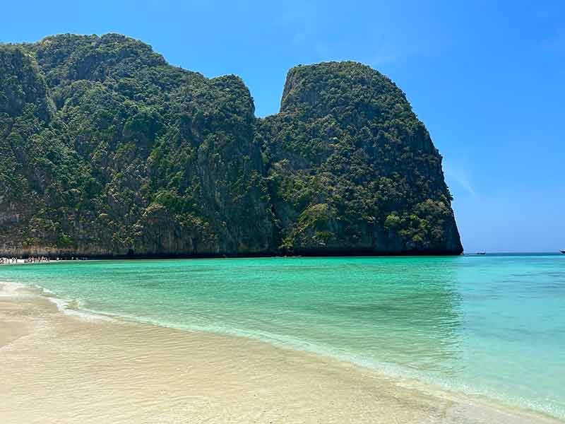 Mar vazio e esverdeado de Maya Bay, dica de o que fazer em Phi Phi