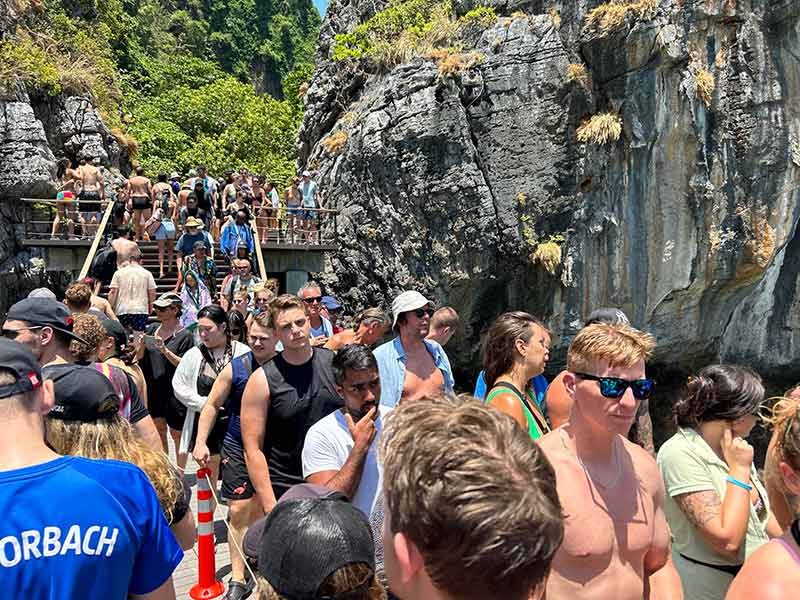 Entrada lotada de Maya Bay durante passeio de barco em Phi Phi