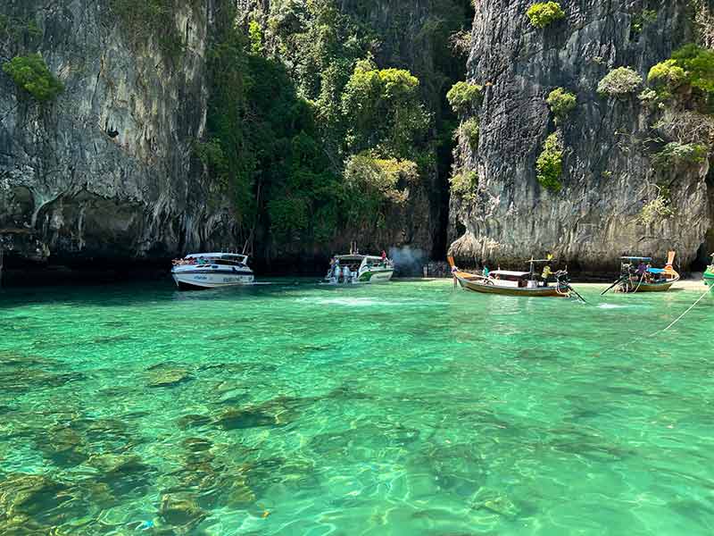 Mar esverdeado de Monkey Beach, primeira parada do passeio de barco em Phi Phi