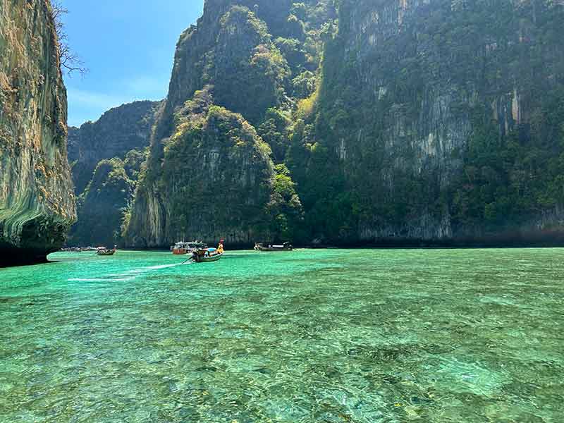 Água esverdeada entre pedras em Pileh Lagoon, dica de o que fazer em Phi Phi