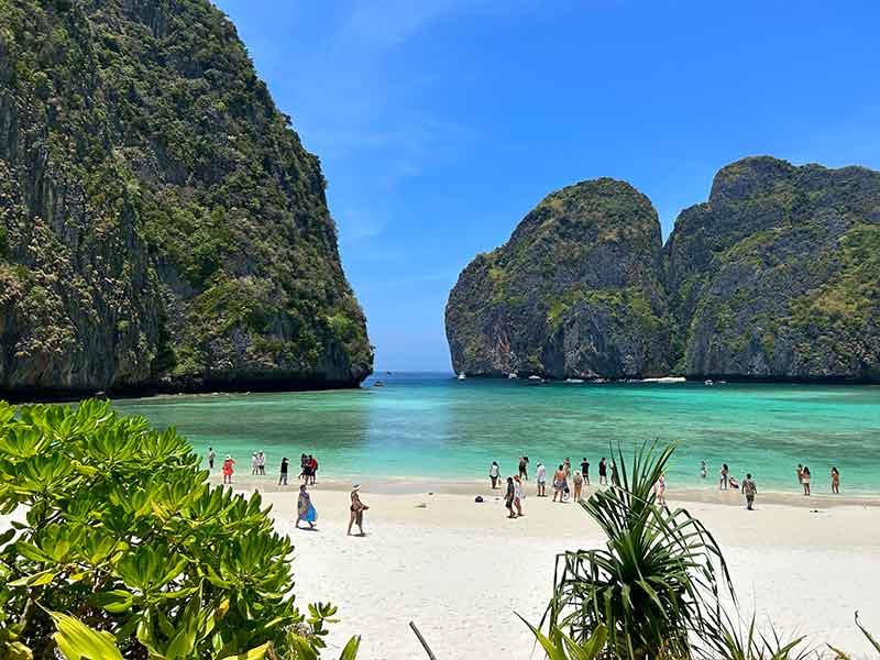 Pessoas nas areias de Maya Bay, em Phi Phi, na Tailândia