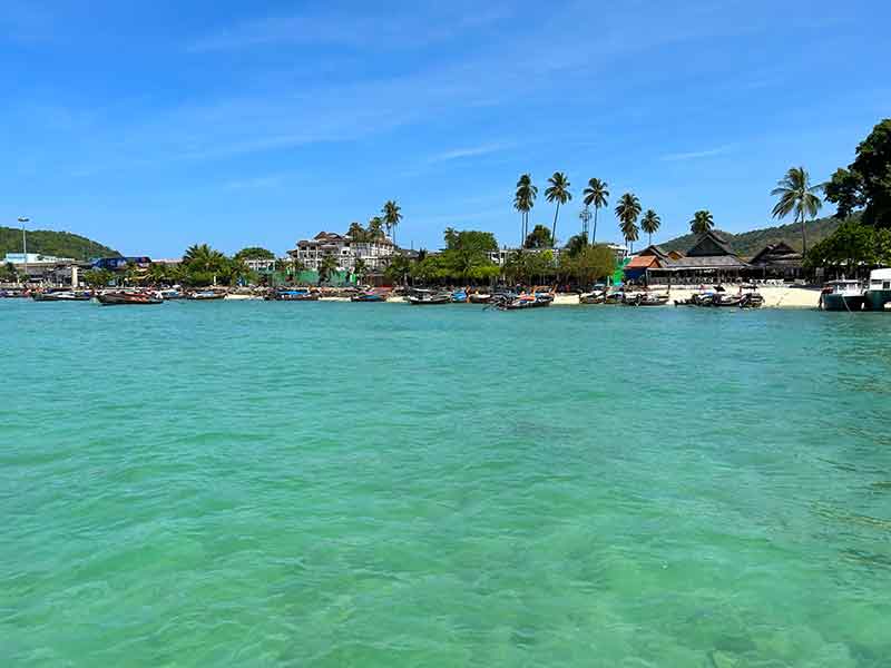 Mar esverdeado com vista de Phi Phi, na Tailândia, em dia de céu azul