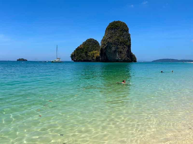 Poucas pessoas nadando no mar de Phra Nang, em Railay Beach