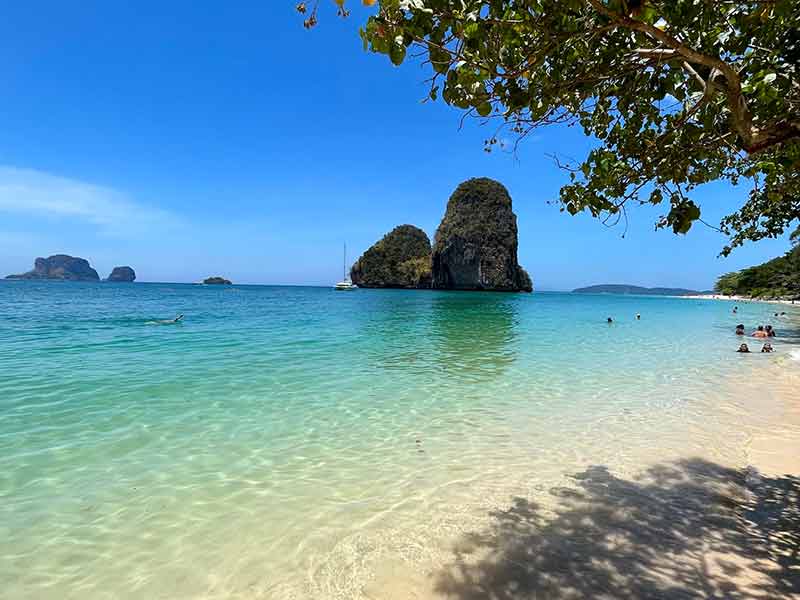 Mar vazio de Phra Nang, em Railay Beach, em dia de céu azul