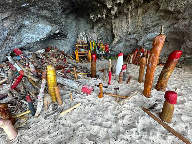 Estátuas fálicas em caverna em Phra Nang, em Railay Beach