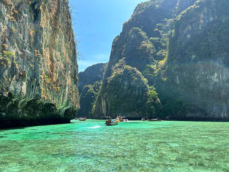 Pedras e água cristalina da Pih Leh Lagoon, mais uma parada do passeio de barco em Phi Phi