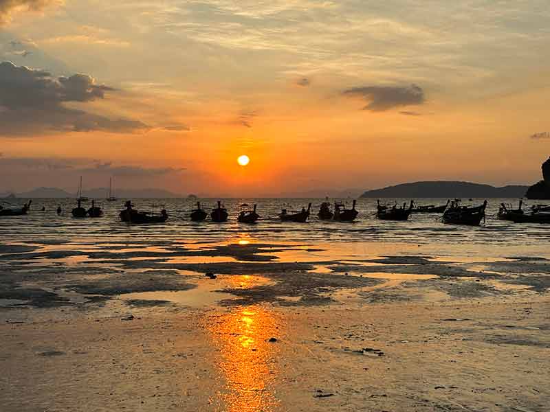 Pôr do sol no mar em West Railay, em Railay Beach