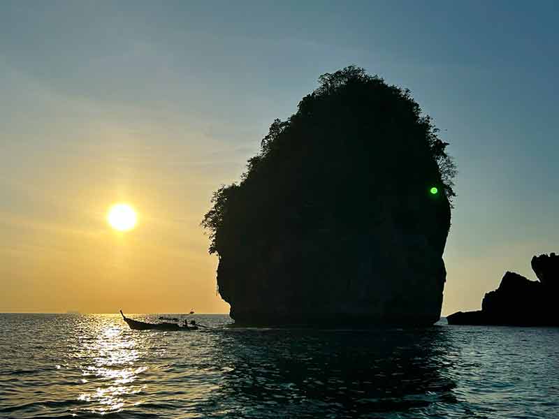 Pôr do sol no mar durante passeio de barco em Phi Phi