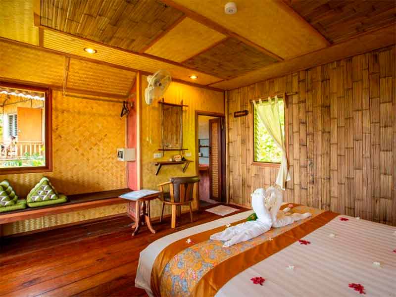 Bungalow com cama de casal no Railay Garden View Resort