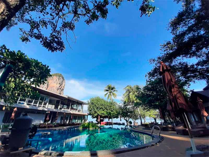 Piscina do Sand Sea em dia de céu azul